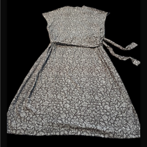 EUC. Women’s Gray & White Floral Cowl Neck T -Shirt Dress. Sleeveless. Size XL. - Picture 2 of 6